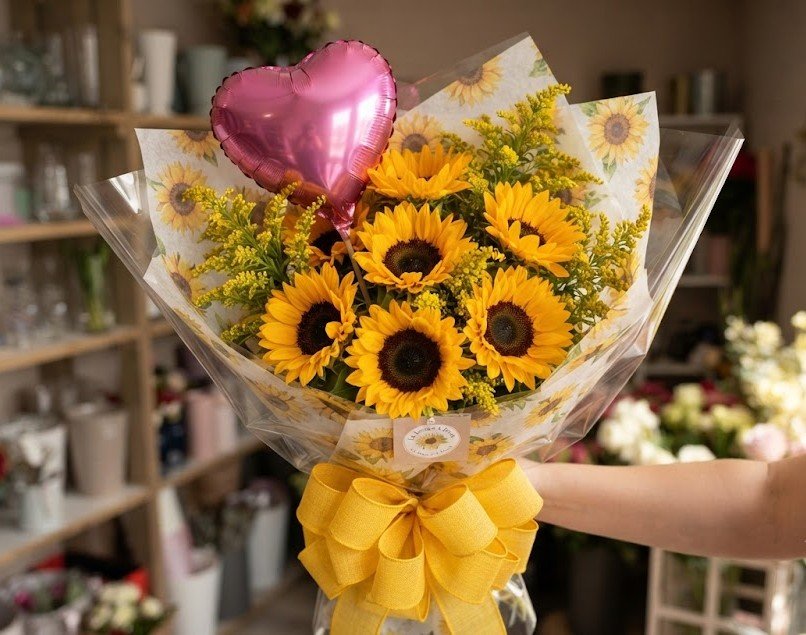 bouquet de tournesol et de solidago emballés