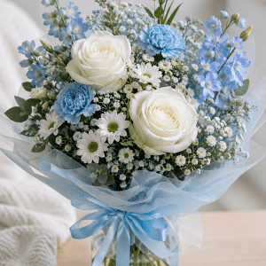 Magnifique bouquet de fleurs fraîches dans des tons bleus et blancs pour la naissance d'un garçon ou une révélation de genre à La Baraque à fleurs