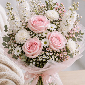 Magnifique bouquet de fleurs fraîches dans des tons roses et blancs pour la naissance d'une petite fille ou une révélation de genre à La Baraque à fleurs