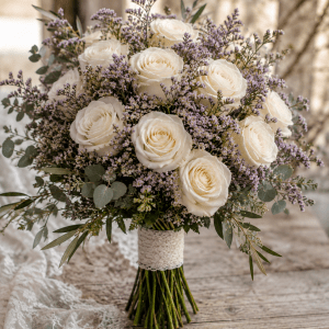 Bouquet de mariée avec roses blanches et limonium mauve, création artisanale sur mesure de La Baraque à fleurs.