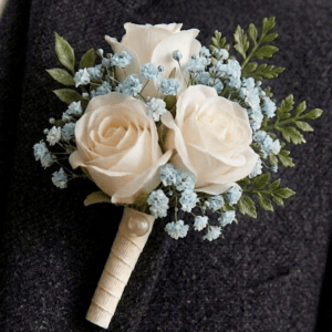 Boutonnière blanche et bleue pour mariage et bal, composée de 3 mini-roses blanches et de gypsophile, création artisanale de La Baraque à fleurs.